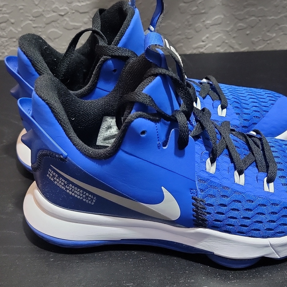 Men's Nike shoes size 9